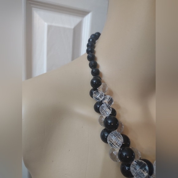 Women's black and clear beaded necklace - Picture 3 of 5